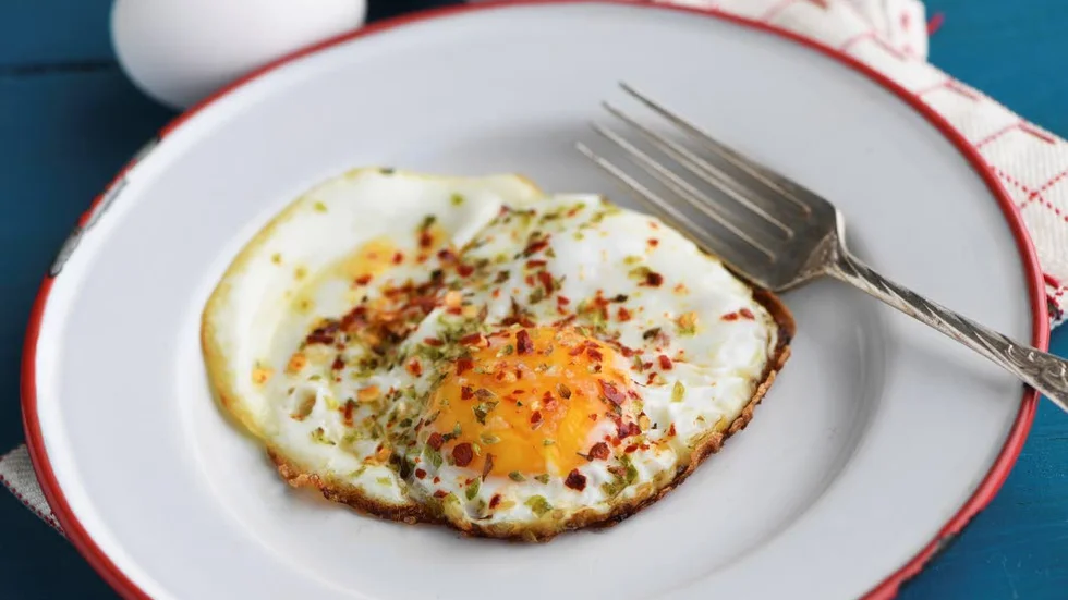 Krisp. Förr hette det att ett stekt ägg inte fick ha någon färg över huvud taget. I dag har crispy egg blivit ett hett bland äggälskare.