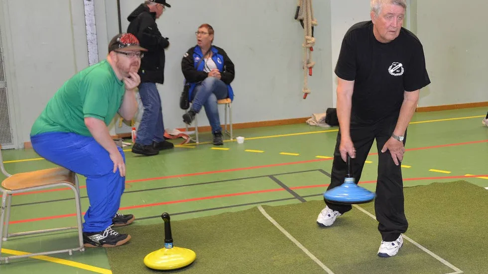 Spännande. Roger Nilsson, Bodens handikappidrott, drar iväg sin sista sten.
