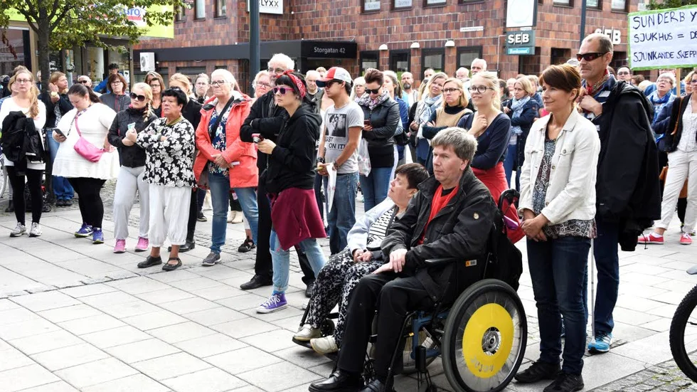 Lyssnar. Manifestationens talare fick applåder och instämmande utrop av åhörarna som samlats vid Gulva Paviljongen i Luleå centrum.