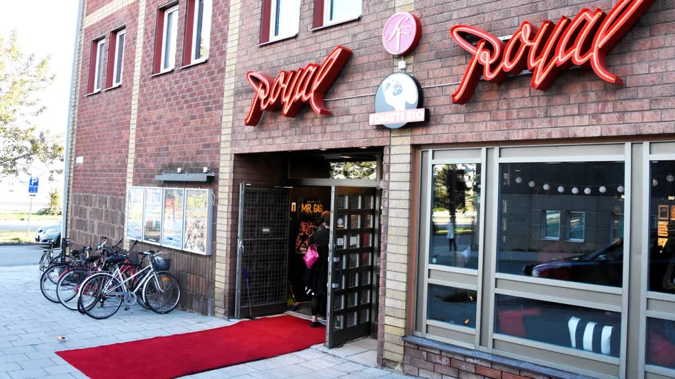 Premiäranda. Röda mattan rullades ut utanför Folkets Bio Royal. Nu står biografen inte längre tom och det firades med pompa och ståt.