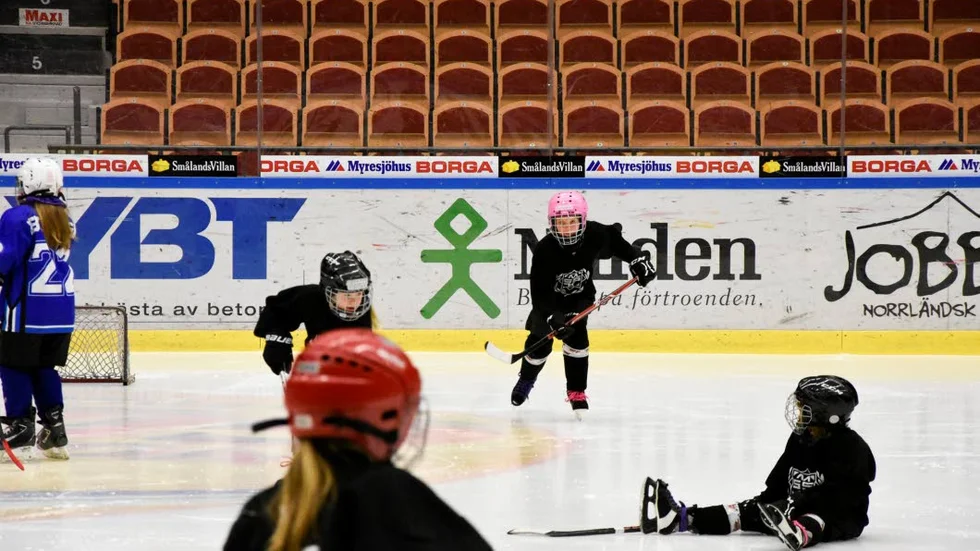 Högt och lågt. Flickorna spelar med små mål utan målvakt, det viktigaste är att ha roligt och testa att spela match.
