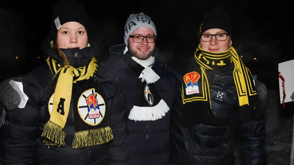 FÖRVÄNTANSFULLA. Henrika Sandlund, Mats Svanelöv och Kalle Niva såg fram emot att få hylla Börje Salming på Matojärvi.