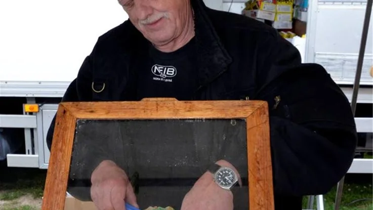 Från Örebro kommer godisknallen Leif Persson. I 40 år har han kuskat runt på olika marknader. På Polcirkelmarknaden säljer han mest av maremelad.