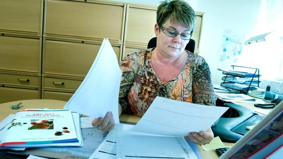 Jeanette Everos, kostchef i Luleå kommun, har byggt sina menyer på Livsmedelverkets råd. Verket rekommenderar lättmjölk och lättmargarin i skolorna.