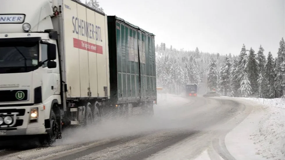 Väg E10 trafikeras av stora mängder tung trafik och är mycket trafikfarlig på förvintern då väglaget är moddigt och halt.