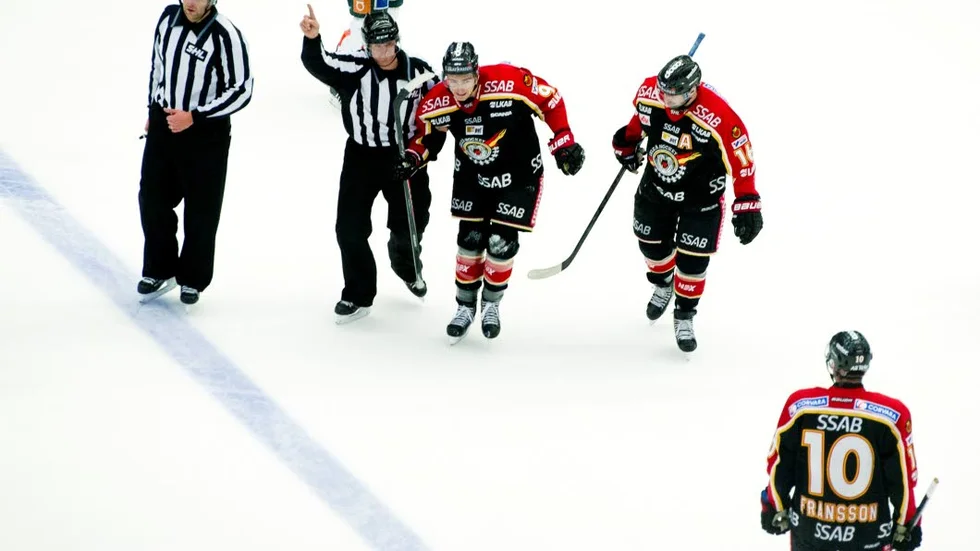 ...och smällen tog så illa att Forsberg bröt benet och fick ledas av isen i Coop Arena.?Foto: Pär Bäckström