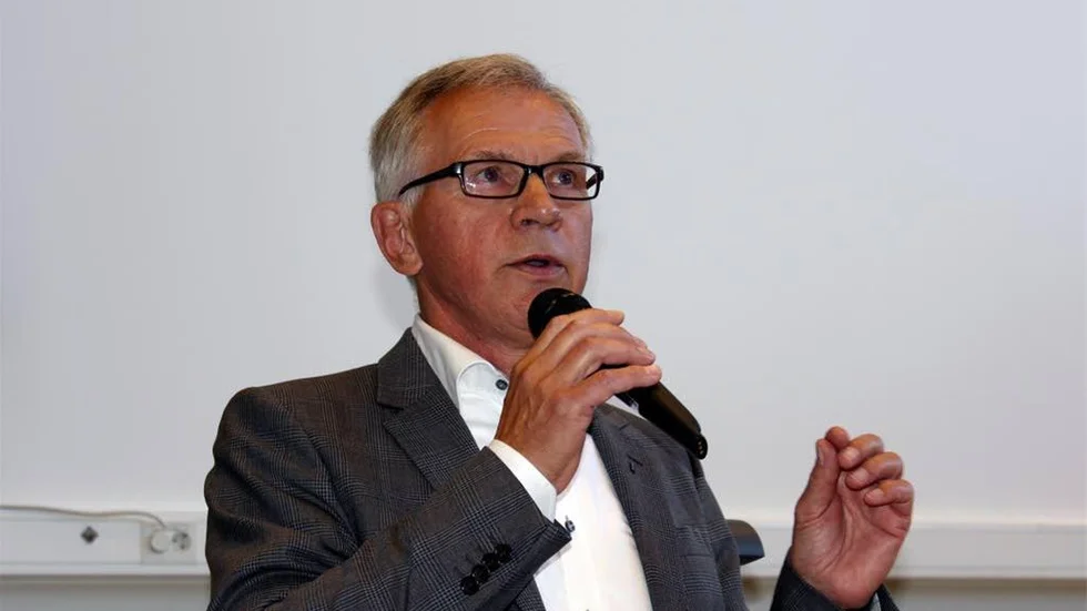 "Vi har bestämt oss för att hitta något ställe för er att bo", sade Karl Petersen till de studenter som blivit hemlösa efter en brand natten mot lördagen.