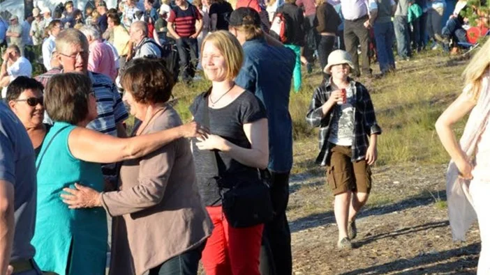 Över 1000 personer hade samlats mitt i skogen för att trivas, njuta vädret och så klart musiken.