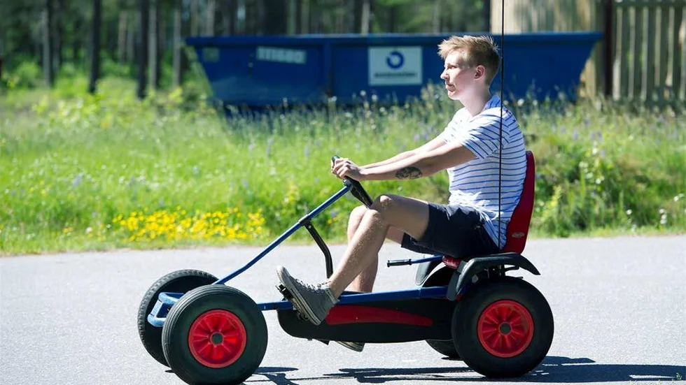 Ludwig Wiik hyr ut och demonstrerar trampbilar på First Camp.