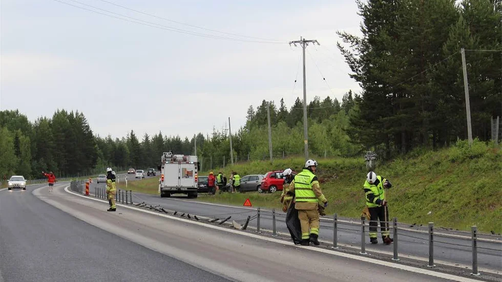 En trafikolycka med tre bilar inträffade på lördagseftermiddagen utmed väg E4 nära infarten till Ängesbyn.