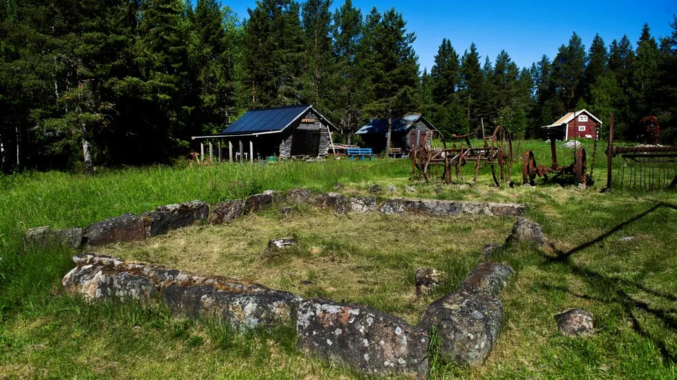 Bönderna var tvugna att flytta sina ladugårdar eftersom de placerat dem fel enligt de underjordiska väsen som orsakat dem olycka.