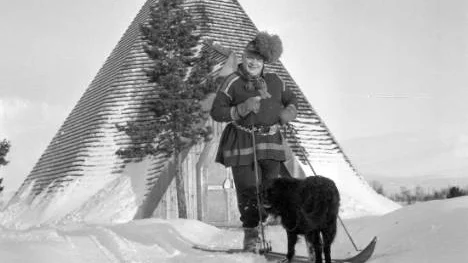 Framför minnet av Dag Hammarskjöld, kapellet i Kaitum. Labba tog initiativet och fick med sig LKAB, som bekostade bygget.&tab;&tab;&tab;