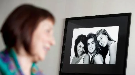 Devla önskade ett fotografi av sina döttrar Anita, Aneta och Emma. Nu hänger de där på väggen i vardagsrummet.