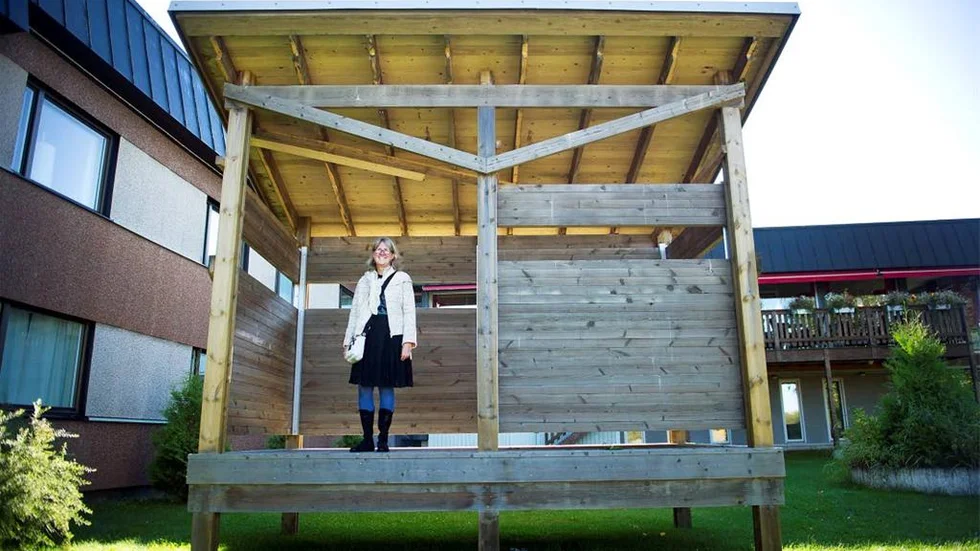 Gömslet är på plats och projektledaren Lena Bengtén är nöjd. "Det här är jätteroligt". Nu hänger bara allt på att de lyckas