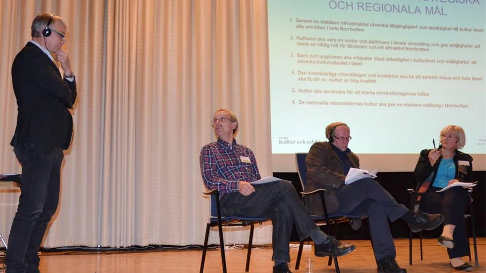 Kulturmöte Nordkalotten inleddes med föredrag och paneldebatt. Moderator Stefan Nieminen, Sneigrim Sneve, producent Vinterfestuka, Narvik, Timo Jokela, professor och Elisabeth Lax, kulturchef NLL.