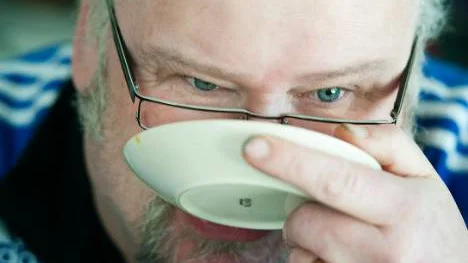 Kurt för vidare sina  förfäders tradition  att dricka kaffe på fat.