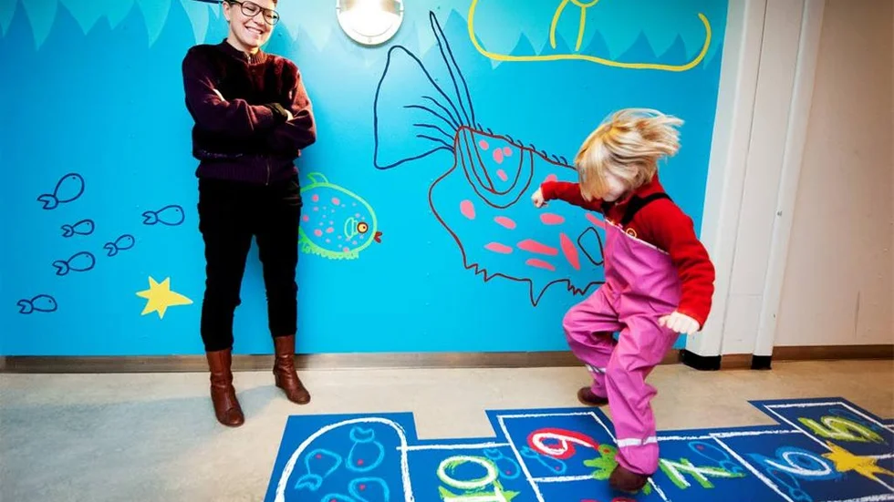 Konstnären Sara Edström har hämtat inspiration från barns teckningar när hon utformade lekhavet på Shopping.