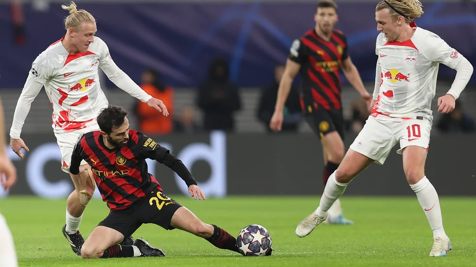 Manchester Citys Bernardo Silva i en duell med RB Leipzigs Emil Forsberg.