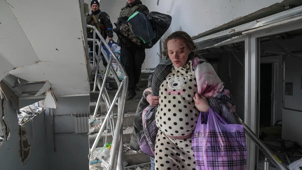 Bilden på gravida Mariana Visjegirskaja blev viral när ett BB i Mariupol besköts i mars 2022. Hon och barnet överlevde, men krig och konflikter ökar dramatiskt riskerna för gravida kvinnor världen över.