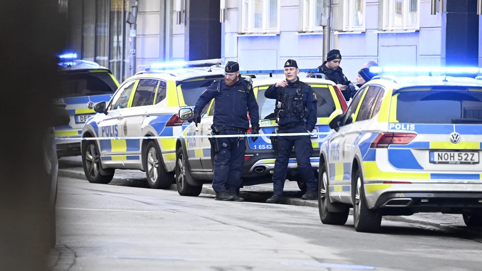 Polisen på plats på Baltzarsgatan i centrala Malmö på tisdagen efter att tre män hittats skadade.