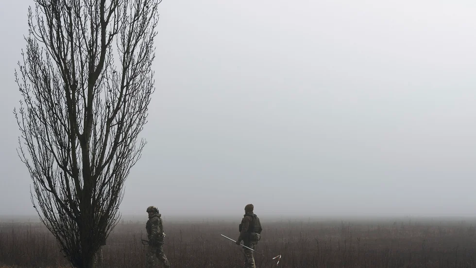 Ukrainsk militär söker efter minor nära Cherson i början av februari. Arkivbild.