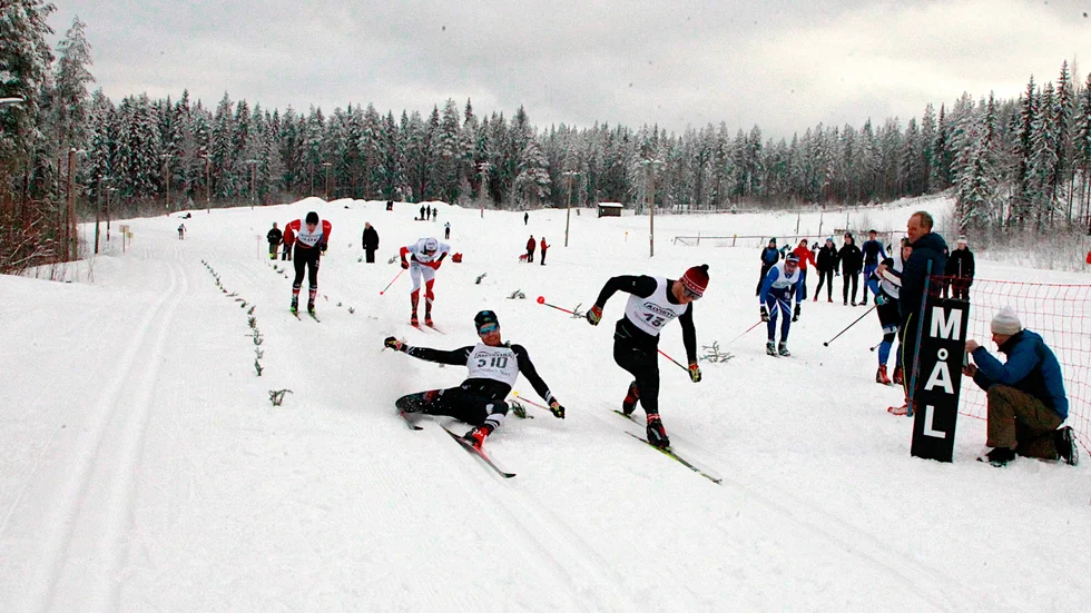 Gustav Johansson lyckades få skidspetsen över mållinjen före Henrik Strand. Det hela fick avgöras med målfoto.