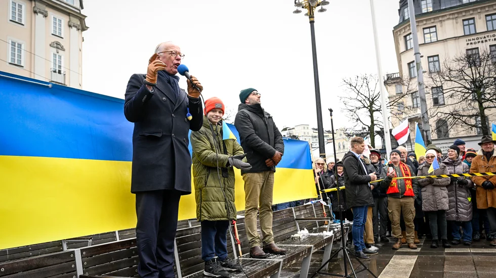 Gunnar Hökmark och Timur, som kom till Sverige från Ukraina i mars, samt Fredrik Malm (L) talar under Måndagsrörelsens manifestation till stöd för Ukraina.