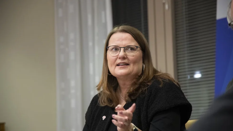 Anna-Lena Danielsson säger att det inte kommer att gå att direktupphandla en entreprenör till Lycksele BB, som man hoppats på.