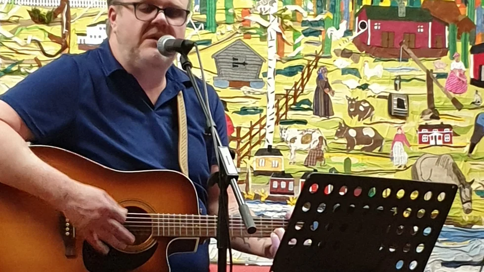  Trubaduren Patrik Öhlund underhöll.