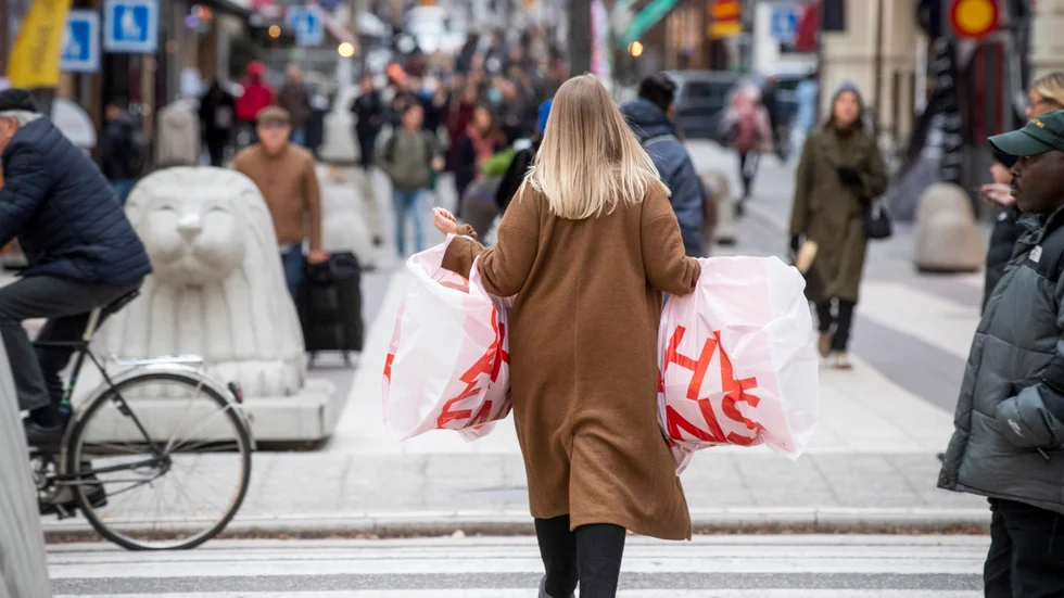 Konsumentpriserna sjönk i januari jämfört med december. Men inflationen – prisutvecklingen jämfört med ett år tidigare – ligger fortfarande över 10 procent. Arkivbild.