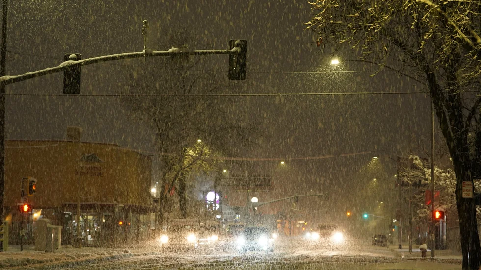 Snön faller över Redding i Kalifornien.