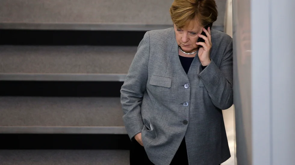 Tysklands före detta förbundskansler Angela Merkel under ett annat telefonsamtal. Bild från Berlin 2017.