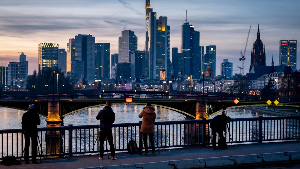 Lyft för tjänstesektorn i eurozonen, visar preliminära inköpschefsindex för februari. Arkivbild från Frankfurt.