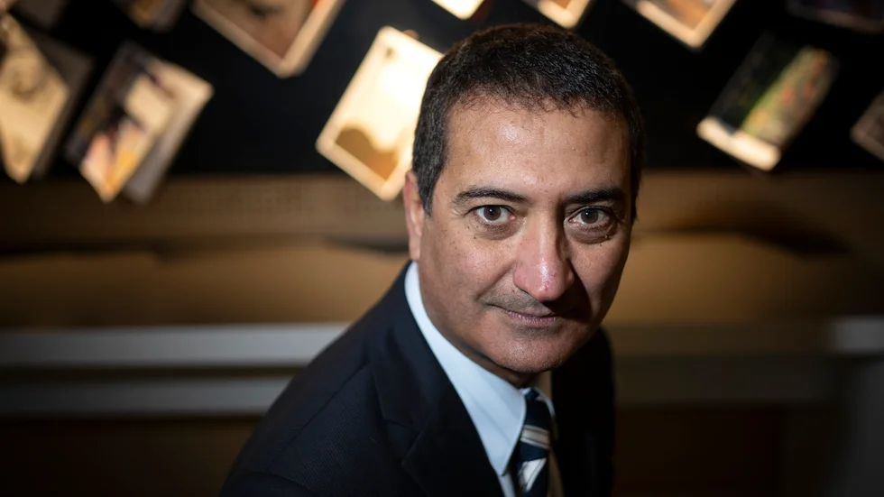 Sameh Egyptson fotograferad framför sin uppspikade avhandling på Lunds Universitet. Det är en oroande bild Egyptson tecknar när svenska myndigheter och partier har förletts av islamistiska antidemokrater, tycker ledarskribenten.