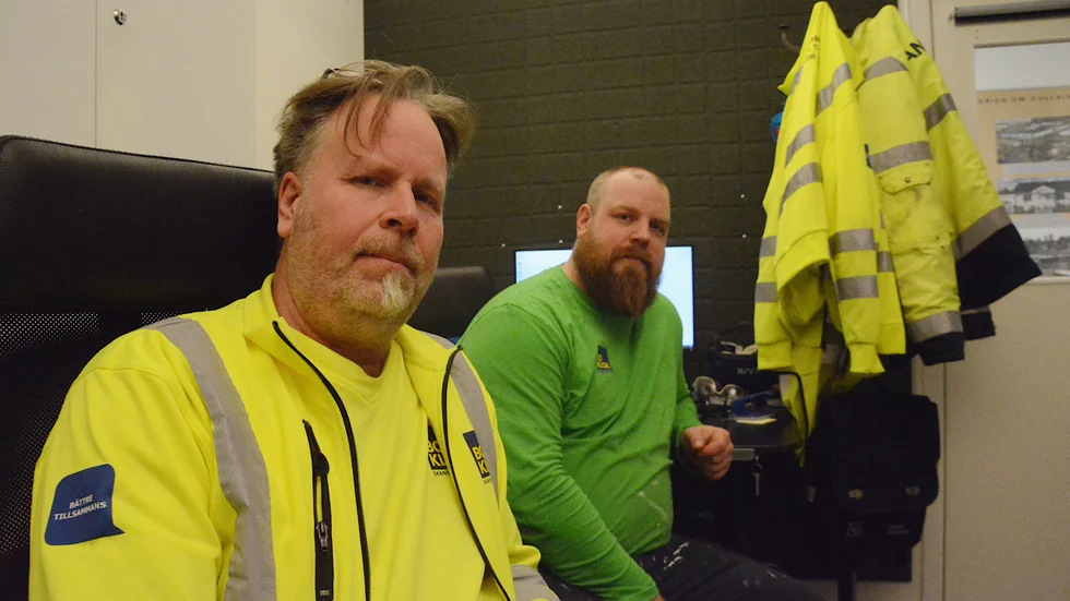 Onsdagens varsel kom inte som någon överraskning för GS-fackets ordförande Roger Pettersson, t.v. I bakgrunden  Henrik Lindström som också är aktiv i GS-facket vid husfabriken.