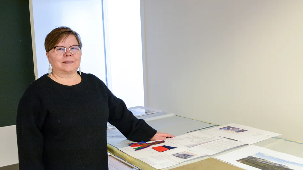 Ett omfattande arbete ligger bakom Katarina Pirak Sikkus utställning "Dollet almmiravdii – Bortåt himlens rand" som visas på Havremgasinet under våren.