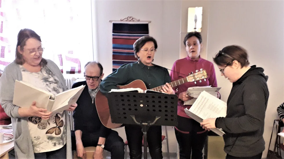 Anneli, Alida, Johanna och Urban från Aktivitetshuset underhöll med välkända sånger under ledning av Kerstin Vikberg.