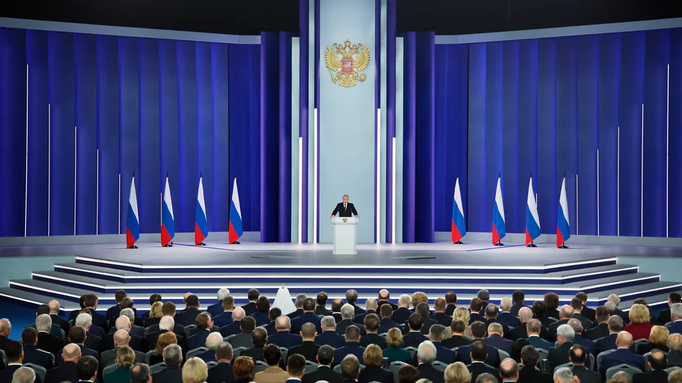 Liten man, stort elände. Vladimir Putin i Moskva i tisdags vid sitt årliga tal om nationens tillstånd.