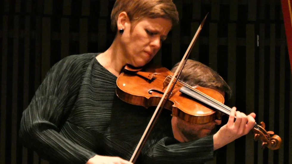 Isabelle Faust spelade med stor inlevelse när hon tog sig an några av Johann Sebastian Bachs sonater för violin och basso continuo.