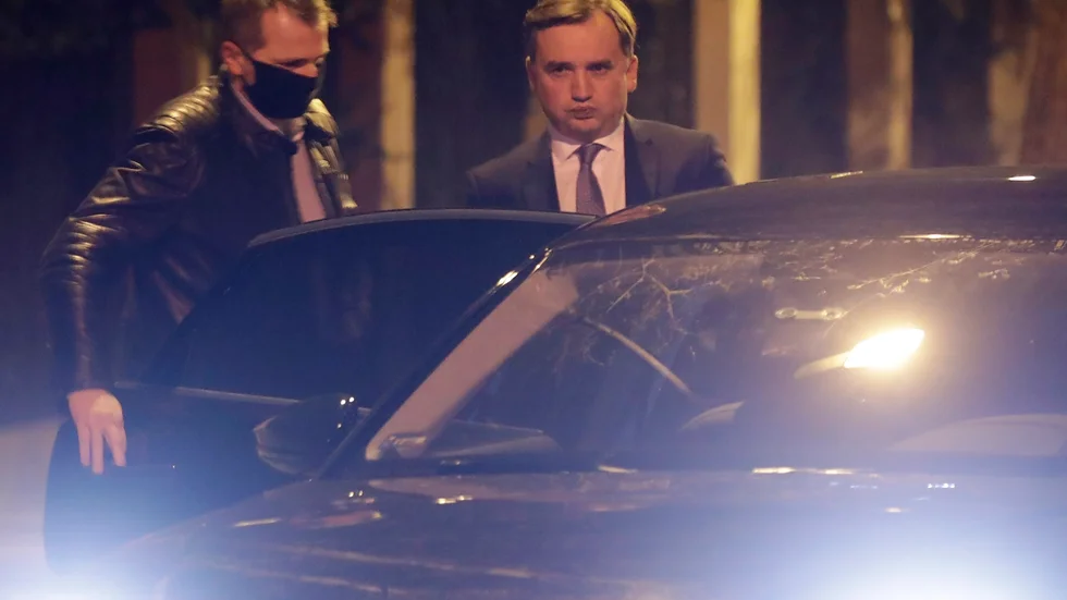 Polens justitieminister Zbigniew Ziobro med assistent i Warszawa. Arkivbild.