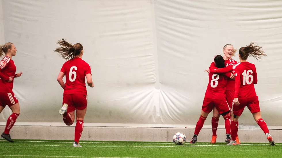 Tuva Skoog gratuleras av sina lagkamrater efter det distinkta avslut som betydde 2–0 till Piteå mot Djurgården. 