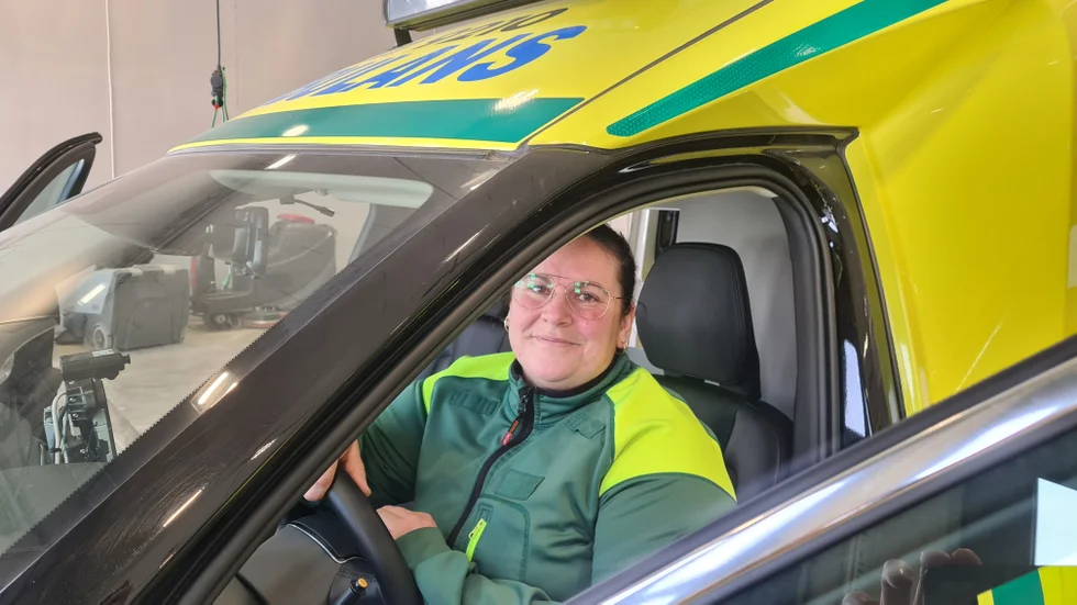 "Folk kan få vänta i timmar på att få en ambulans och det hotar patientsäkerheten", säger Nina Ringvall, skyddsombud för Vårdförbundet.