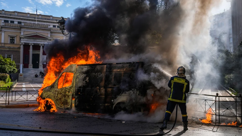 En brinnande bil i centrala Aten under onsdagens transportstrejk som äger rum runtom i Grekland.
