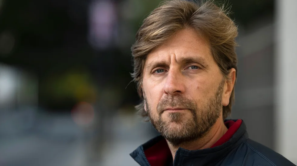 Ruben Östlund är Sveriges internationellt sett mest respekterade filmregissör sedan Ingmar Bergman. Natten till måndag kan han få tre priser på Oscarsgalan.