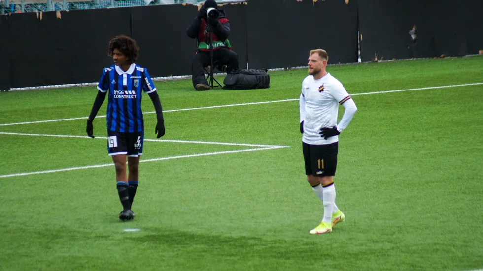 Malcolm Jeng och John Guidetti i straffområdet.