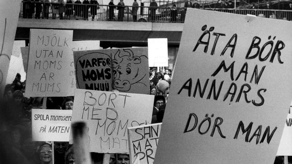Krav på pristak på mat är inget nytt. Skärholmsfruar demonstrerade för 51 år sedan i Stockholm mot de höga matpriserna. Bilden tagen 1972.