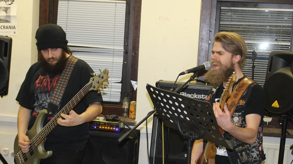 David Fransson (bas) och Jonathan Kempe (sång, gitarr) i Motalabandet Regular People. Kempe skriver de flesta av bandets texter.