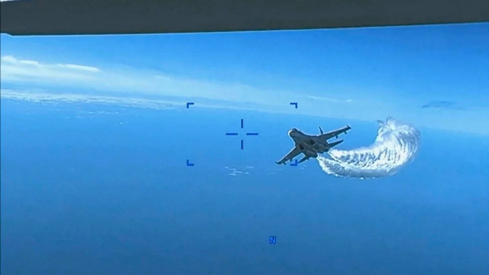 En stillbild från det videoklipp av drönarincidenten som USA offentliggjort. Det ryska stridsflygplanet ses börja dumpa bränsle när det närmar sig drönaren.