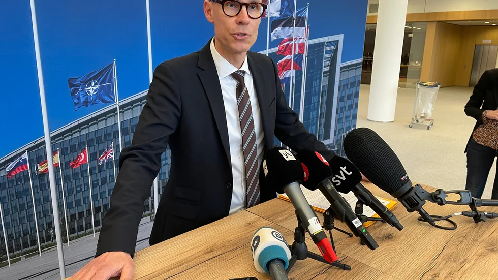 Statssekreterare Oscar Stenström träffar pressen efter Natomötet med Turkiet i Bryssel.