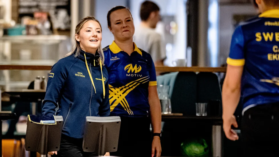 Moa Ekström gillar rollen som ledare bakom banorna. "Det är så jag vuxit upp" säger hon. Nu ska hon lotsa juniorlandslaget genom ett JEM till. I helgen tränar man i Nyköping.